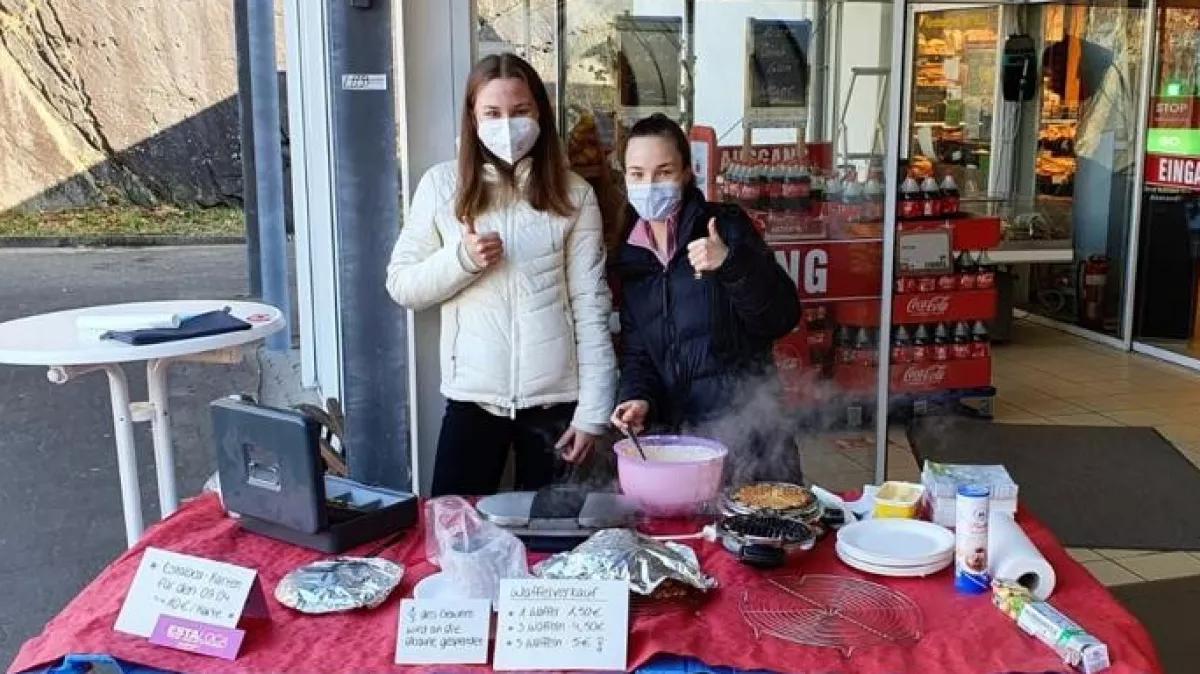 An drei Standorten verkauften Schüler der Q2 vom Gymnasium Maria Königin Waffeln. Ein Drittel des Erlöses gehen jetzt an eine Hilfsaktion für Kinder in der Ukraine.