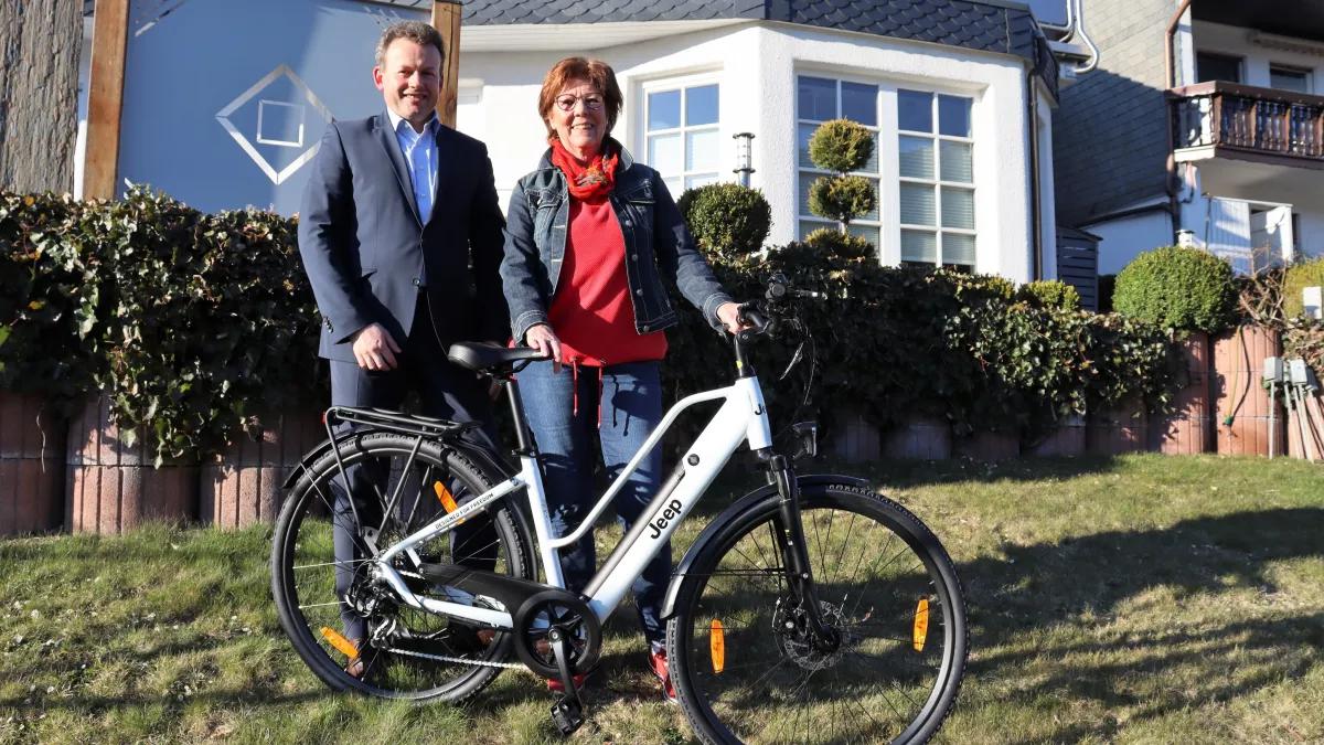 Privatkundenberater Michale Lenneper freut sich für und mit Gewinnerin Helga Olbrich.