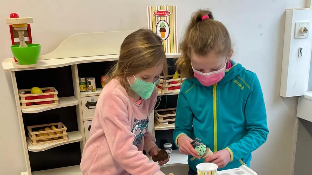 Der Förderverein der Grundschule Oedingen hat einige Sachen für den offenen Ganztag gespendet.