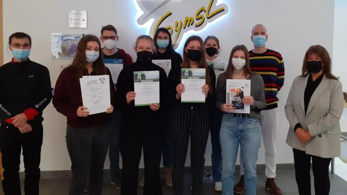 Die Schüler erhielten für ihren Erfolg Urkunden und Preise: (v.l.) Chemielehrer Dominik Corneli, Jana Winkelmeyer, Simon Mester, Nastasia Weinfurtner, Amelina Hein, Paula Emmerling, Emily Zielezny, Marika Müller, Biologielehrer Sebastian Heim und Schulleiterin Birgitta Pieters.