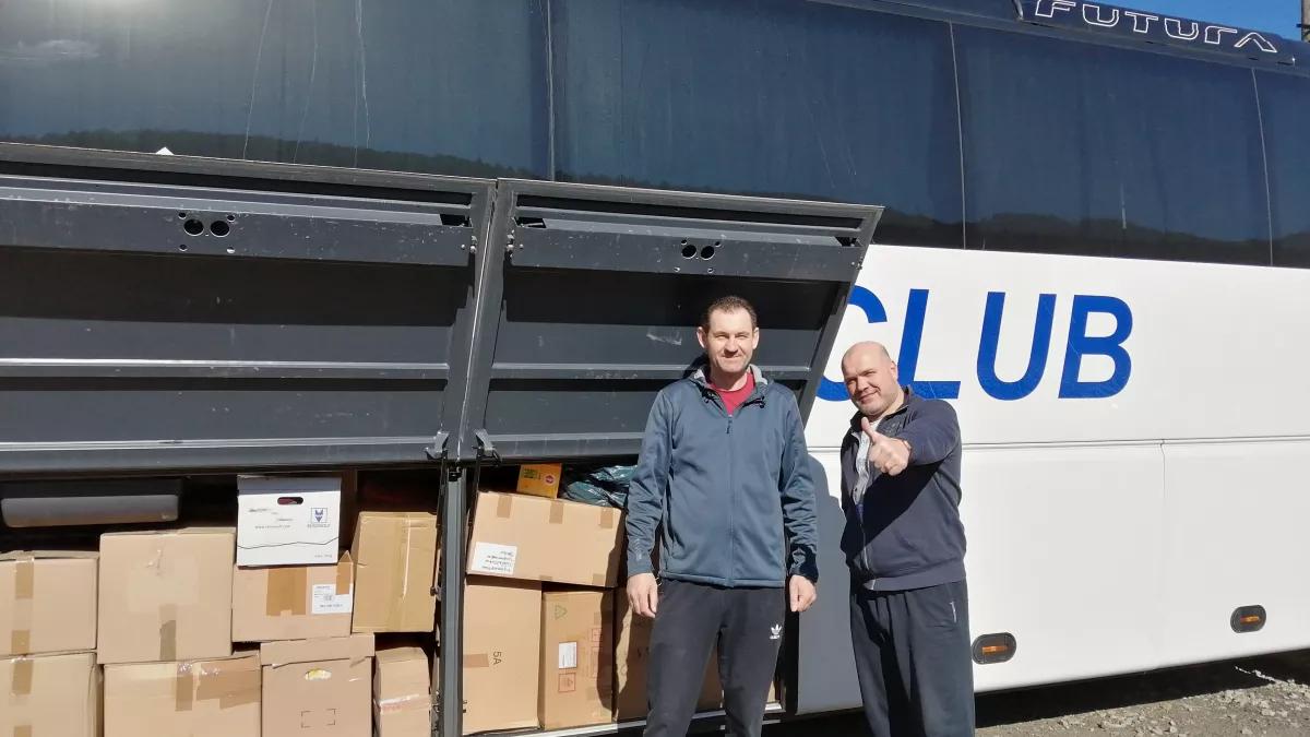 Die Fahrer vor dem Bus, der bis voll beladen ist mit Hilfsgütern. Diese werden an die ukrainische Grenze gefahren, zurück werden wieder Flüchtlinge aus der Ukraine mitgenommen.