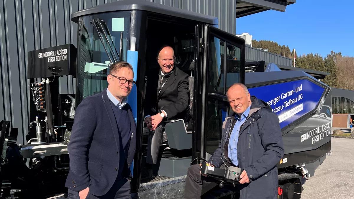 Landrat Theo Melcher (Mitte)  informierte sich vor Ort über das Saalhauser Unternehmen TRACTO. Die Geschäftsführer Timotheus Hofmeister (l.) und Meinolf Rameil gaben Einblicke und Informationen.