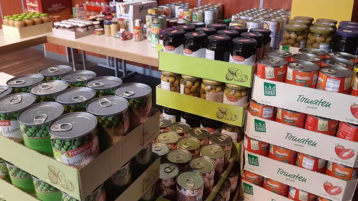 Viele Lebensmittel stehen für Hilfsbedürftige und Kriegsflüchtlinge bereit.