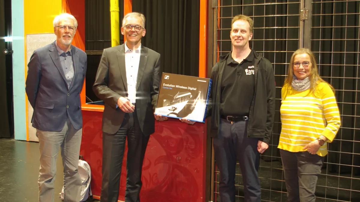 In den Kulissen „Der Schule der magischen Tiere“ übergibt Bernd Kramer (2.v.l.) ein drahtloses Mikrofon-Set an (v.l.) Jürgen Kalitzki, Marc Wiese und Petra Zimmermann.