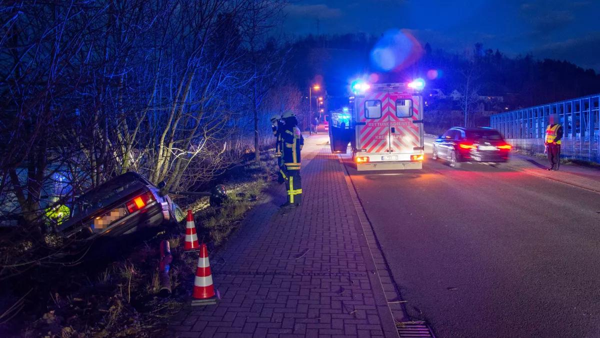 Ein Alleinunfall hat sich am Montagabend, 14. März, auf der Rübergerbrücke in Altenhundem ereignet.