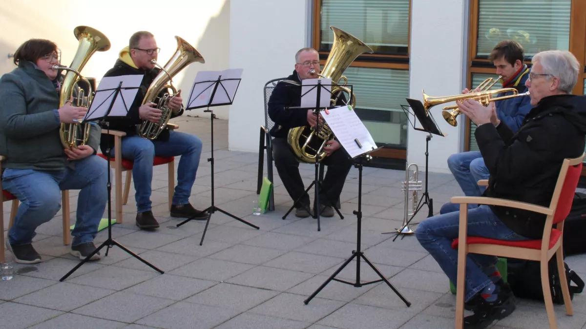 Das Quintett des Musikvereins Grevenbrück sorgte im Hof für beste Stimmung bei den Senioren, die sich an den Fenstern versammelt hatten.