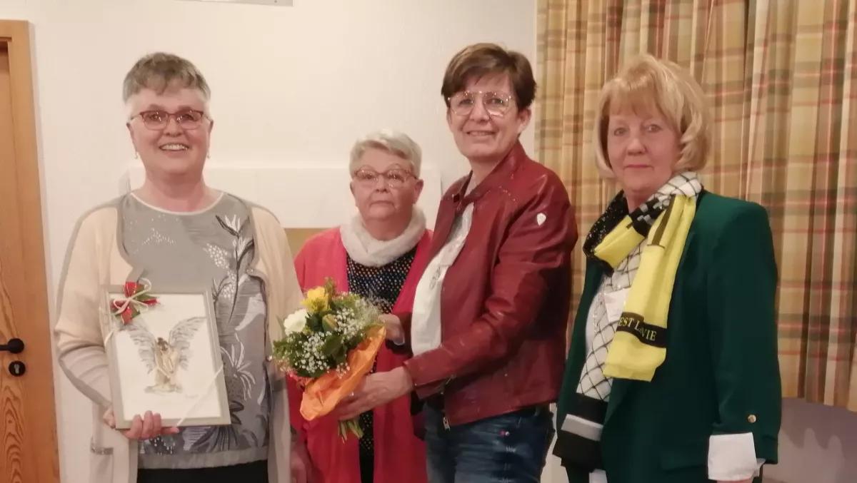 Christina Steinhoff (l.) wurde herzlich von Irmgard Reichling, Edeltraut Sonntag und Ulla Ludwig (v.l.) verabschiedet..