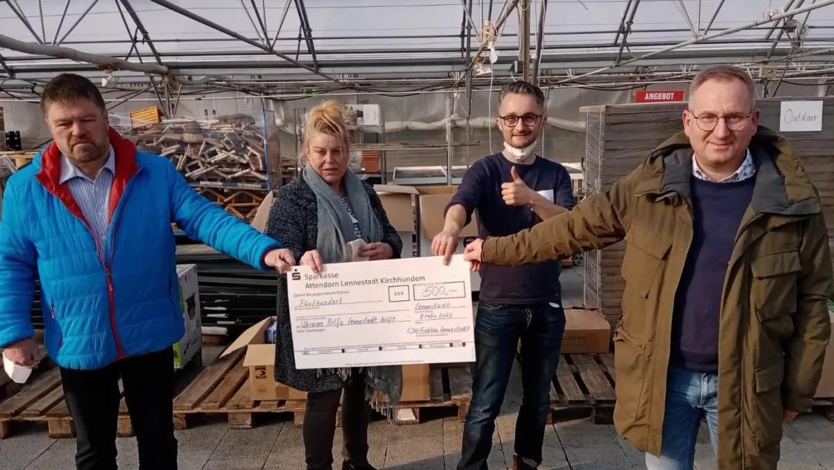 Michael Beckmann, Simone Budde, Matthäus Wanzek und Carsten Schmidt vor der zentralen Sammelstelle in Altenhundem.