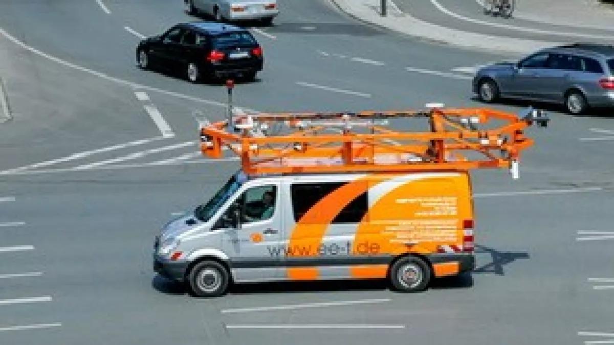 Das orange-silberne Messfahrzeug erfasst digital Straßendaten in Lennestadt.