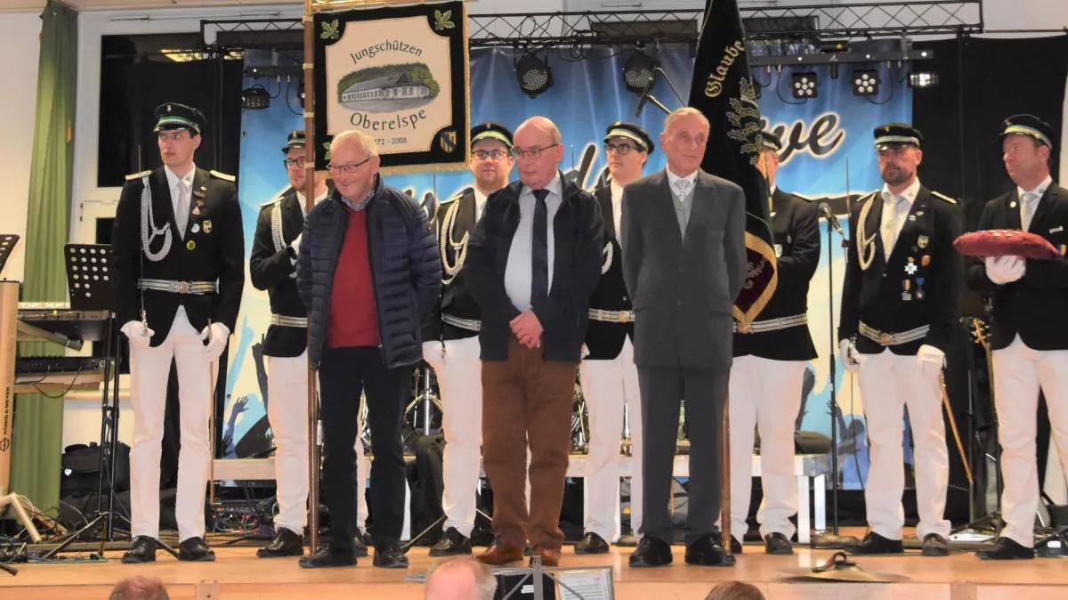 Karl Hubert Hümmeler, Emil Müller und Franz Müller (Mitte v.l.) wurden für 60-jährige Mitgliedschaft ausgezeichnet.