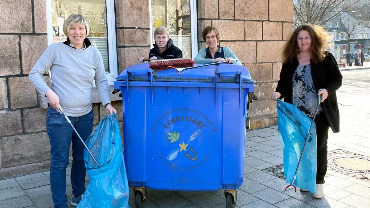 Von links: Simone Dröge (Mitarbeiterin Stadtmarketing), Jonathan Jagusch (Jahrespraktikant Stadtmarketing), Karin Hellweg (DB-Agentur) und Simone Tesche-Klenz (Sachgebietsleitung Stadtmarketing).