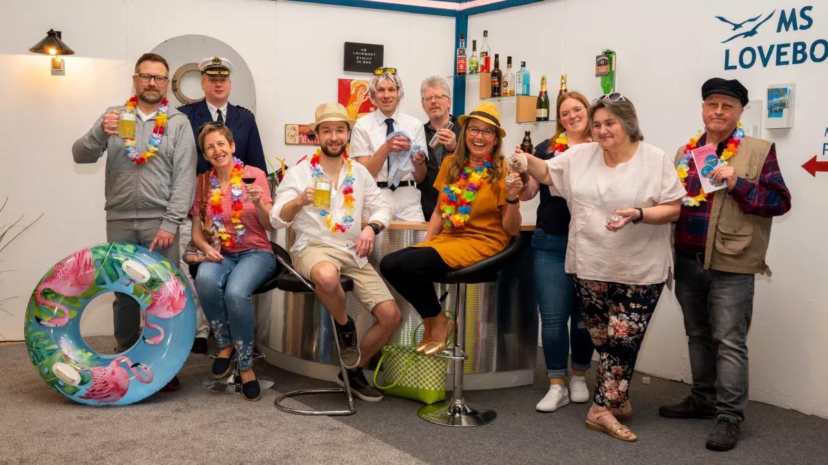 Die Sauerländer Volksbühne sticht in der Schützenhalle in See.