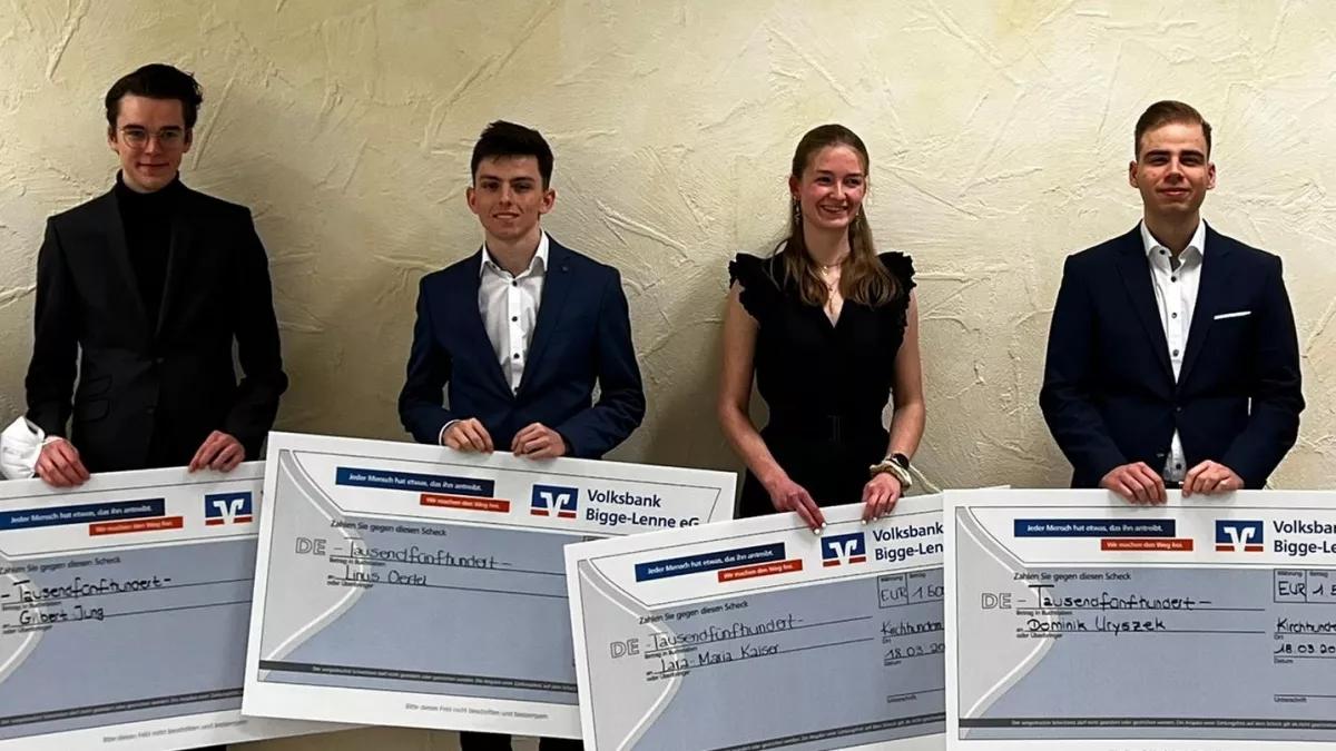 Die Preisträger der Dieter-Mennekes-Stiftung: Gilbert Jung, Linus Oertel, Lara Maria Kaiser und Dominik Uryszek (von links).