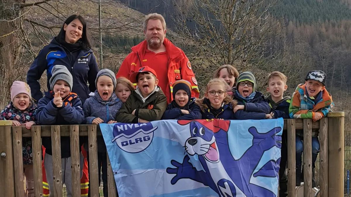 Die DLRG Lennestadt hat jetzt dem Kindergarten Zauberwald in Langenei einen Besuch abgestattet.