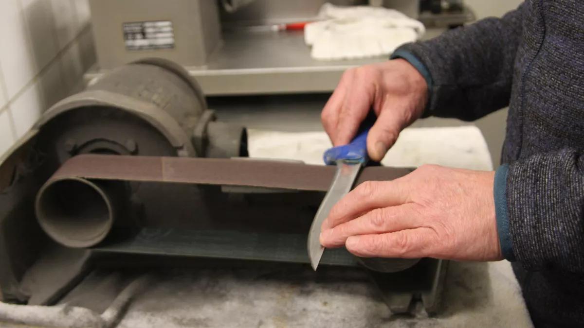 Auf dem Altenhundemer Wochenmarkt bietet Uli Rauchheld eine Messerschleif-Aktion an.