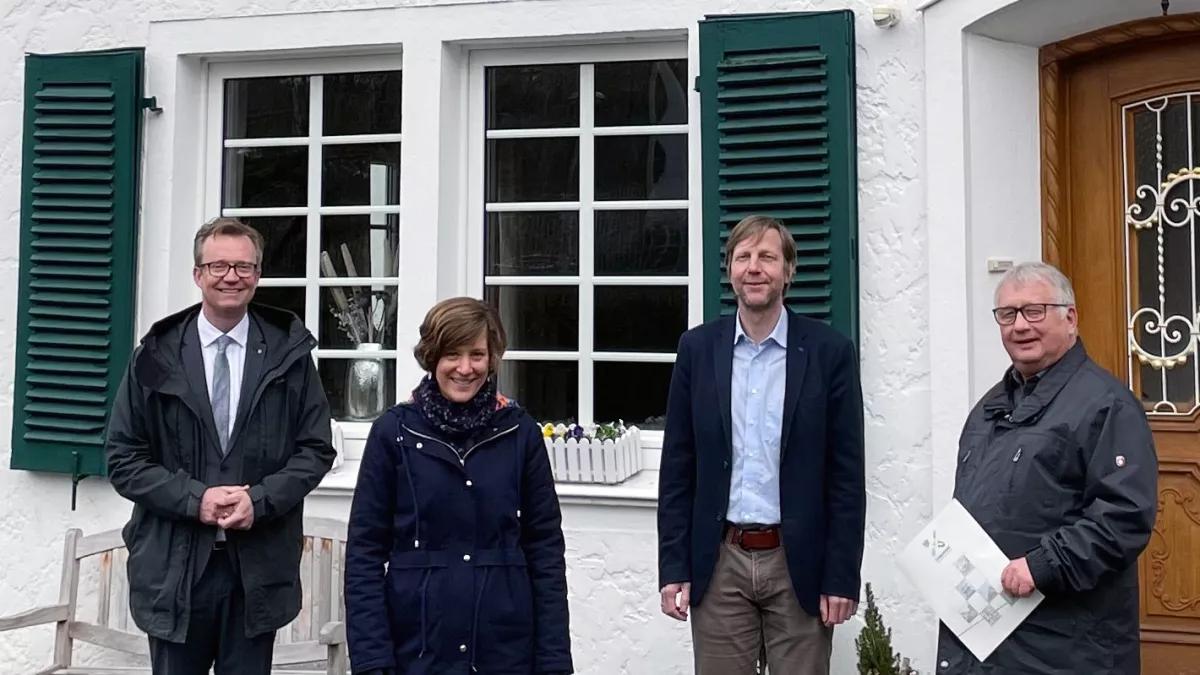 Starten gemeinsam die Aktion: (v.l.) Bürgermeister Tobias Puspas, Anne Hausmann und Stefan Hoffmann von der Verbraucherzentrale sowie Klimamanager Martin Rabe.