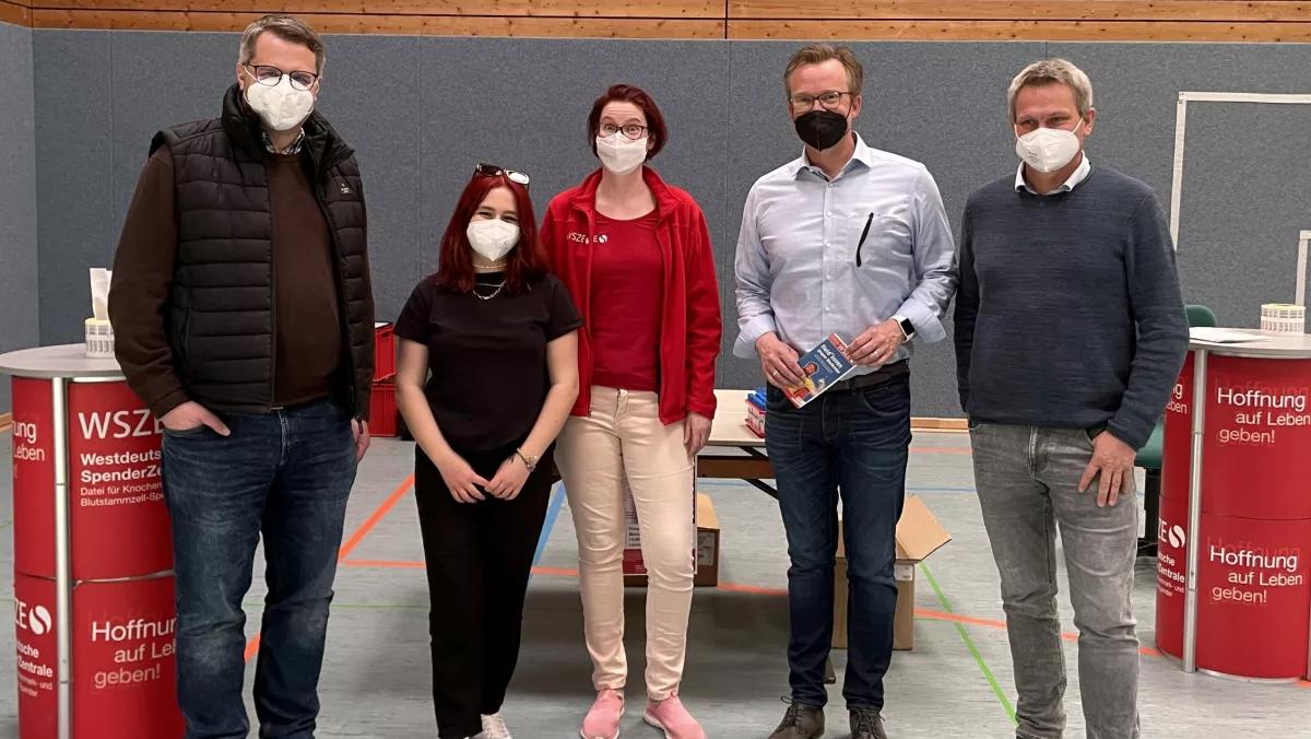 Julianna Wunder (2.v.l.) mit Schulleiter Fabian Borys, einer Mitarbeiterin der WSZE, Bürgermeister Tobias Puspas und dem stellvertretenden Schulleiter Christoph Tebrügge (v.l.).