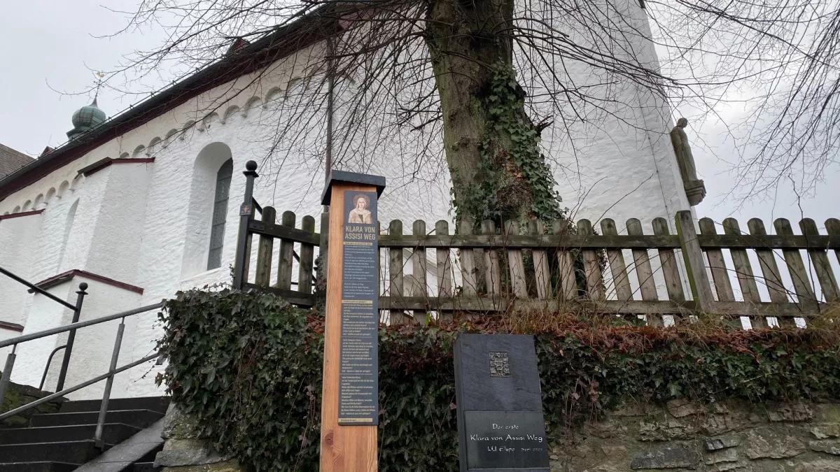 Die Anfangs-Stele unterhalb der Elsper Pfarrkirche. Am Samstag, 2. April, wird eine neue Stele auf dem Klara-von-Assisi-Weg eingeweiht.