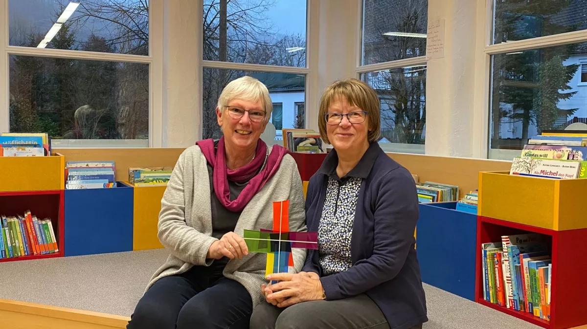 Ingrid Stinn (links) und Hetti Schmies sind mehr als 30 Jahre für die Langeneier Bücherei im Einsatz.