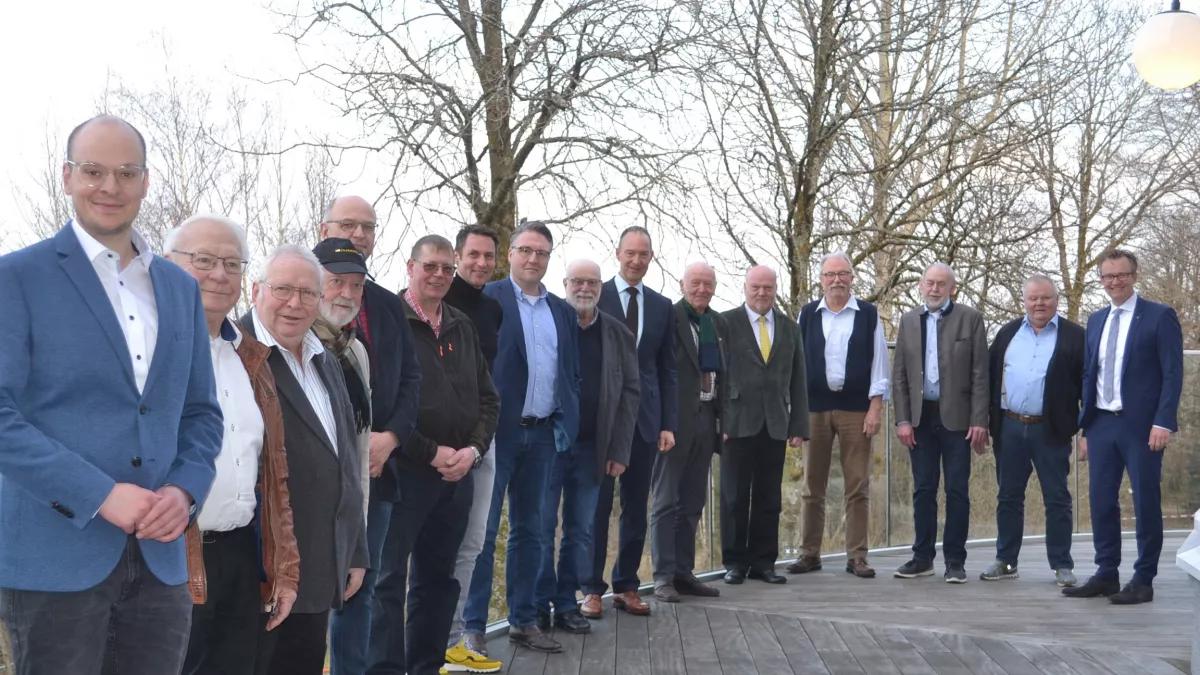 Stadtverbandsvorsitzender Maximilian Völkel, Bürgermeister Tobias Puspas (r.) und MdL Jochen Ritter (7.v.r.) mit den anwesenden Jubilaren.