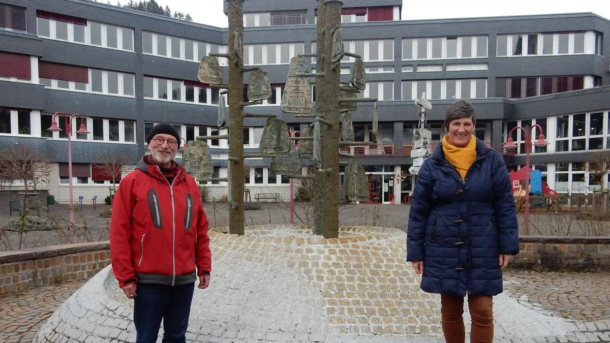 Lesen gerne vor: Gerd-Peter Zapp und Bernadette Krippendorf vor dem Lennestädter Rathaus.
