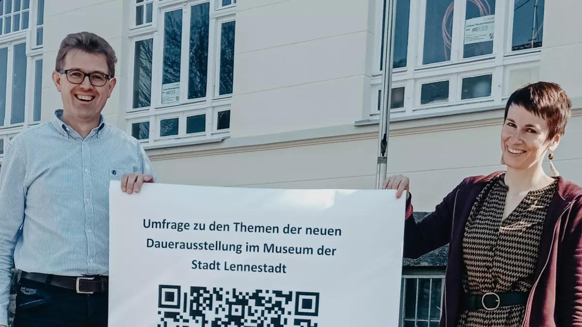 Martin Steinberg (links) und Antonia Krihl (rechts) zeigen, wie man seine Stimme abgeben kann für die Neukonzeption der Dauerausstellung. Dies geht unter anderem auch per QR-Code.