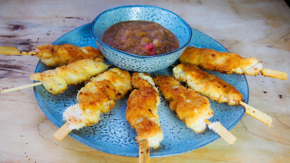 Leckeres Fingerfood - exotische Hähnchenspieße mit Rhabarber-Chutney.