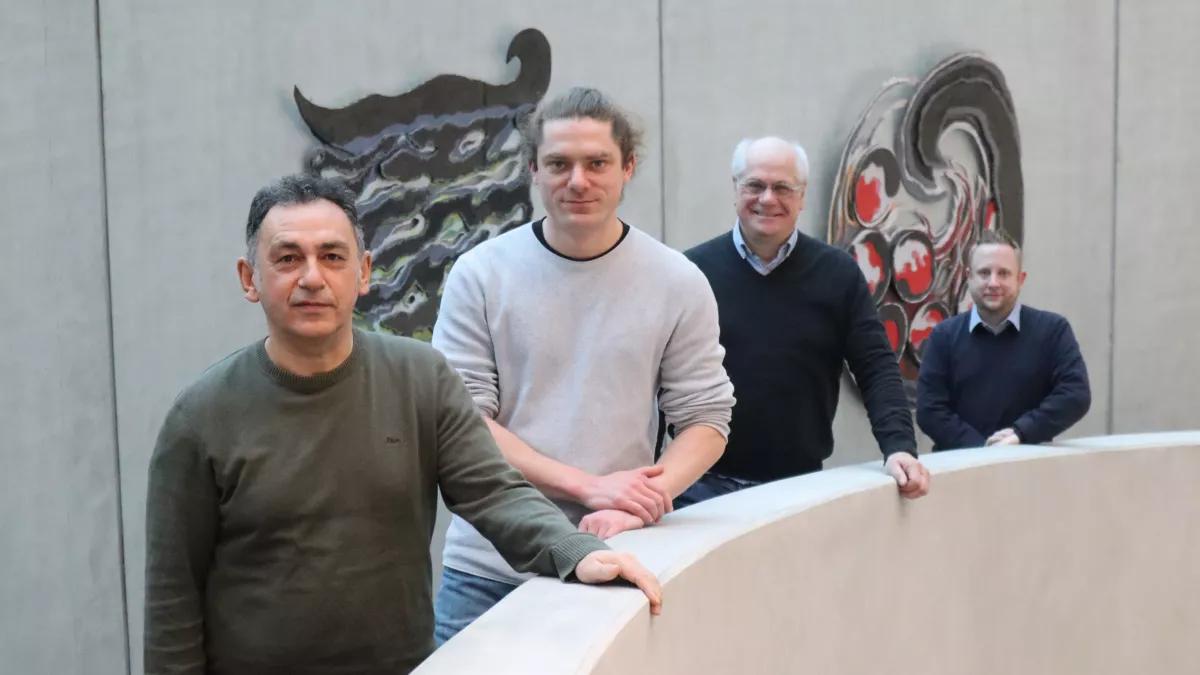 Von links: Mustafa Erkoc (Berufsberater Agentur für Arbeit Siegen), Christian Krummel (Umschüler Hees Bürowelt), Gregor Kölsch (Ausbildungsleiter Hees Bürowelt) und Jan Schöne (Leiter Marketing und Kommunikation Hees Bürowelt).