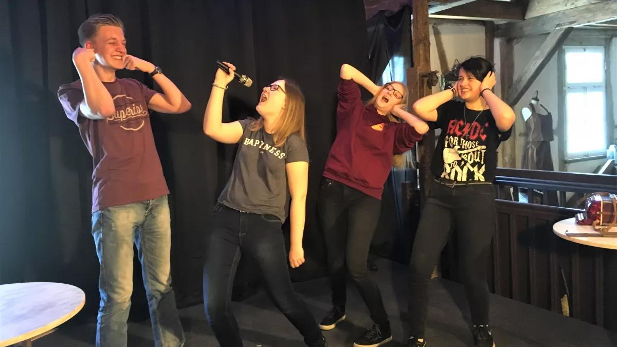 Besonders angesprochen fühlen sollen sich auch junge NachwuchskünstlerInnen der Region, die in gelockerten Coronazeiten Mut und Unterstützung zum Weitermachen brauchen. (Springläuse, Jugendimprotheater).