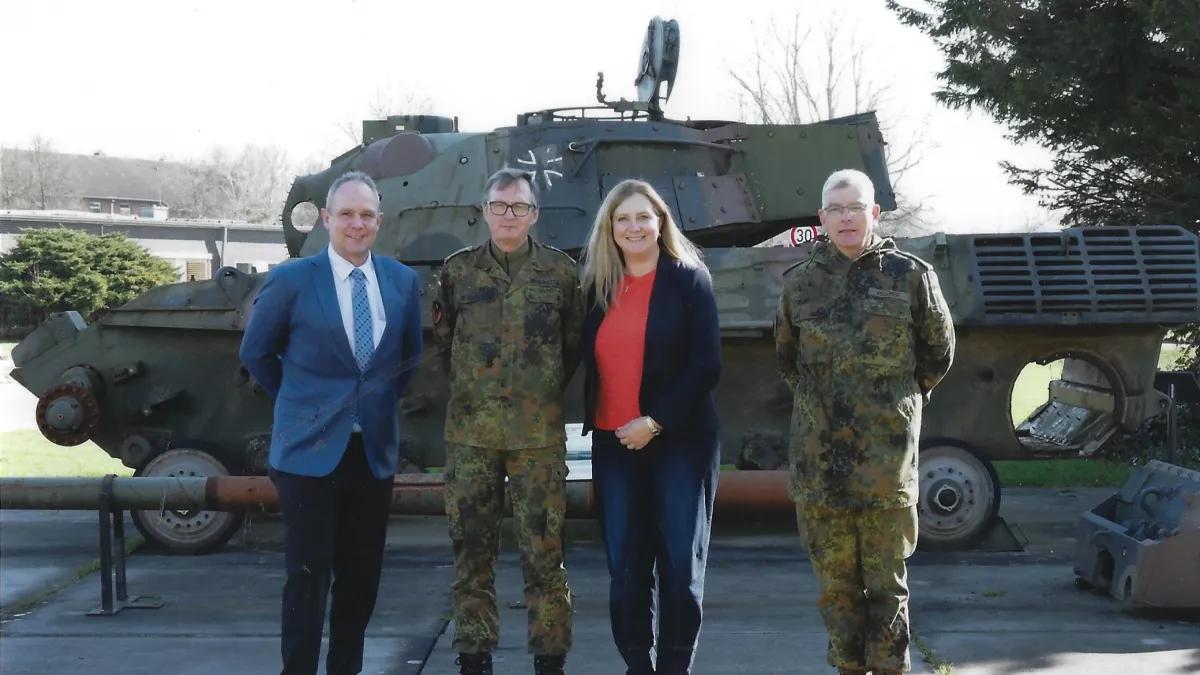 Thorsten Scheen besuchte die Selfkant-Kaserne in Geilenkirchen. Mit im Bild: Brigadegeneral Peter Braunstein, Sara Buschner, Oberst Michael Vollmer.