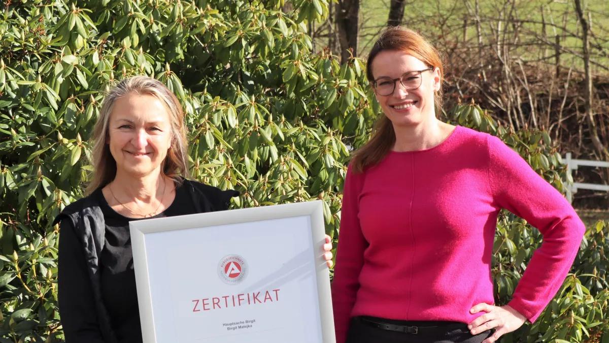 Die Agentur für Arbeit Siegen zeichnete dieses Jahr den Friseursalon Hauptsache Birgit als einen von drei Betrieben mit ihrem Zertifikat für hervorragendes Engagement in der Ausbildung aus.