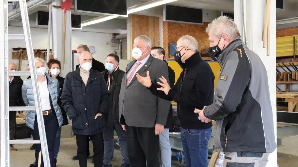 Karl-Josef Laumann (Mitte) machte sich ein Bild vom hiesigen Ausbildungszentrum.