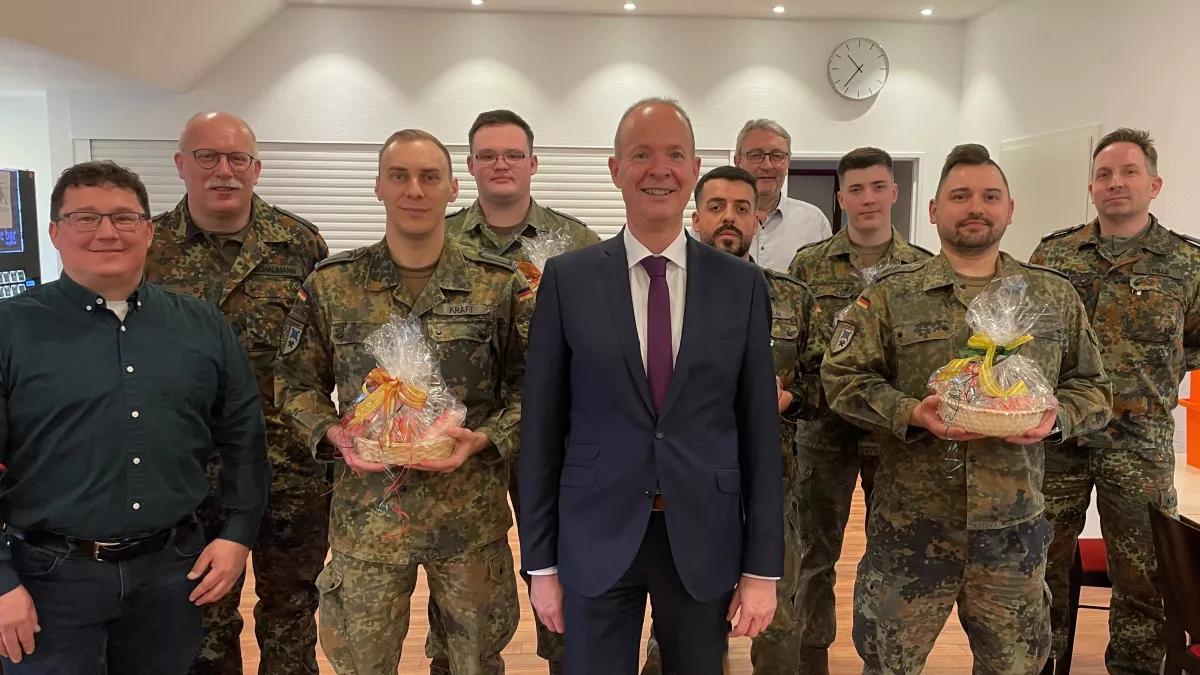 Verabschiedung der Soldaten aus dem Hilfseinsatz mit Mitarbeitern des Gesundheitsamtes, den Offizieren des Kreisverbindungskommandos und dem Landrat Theo Melcher.