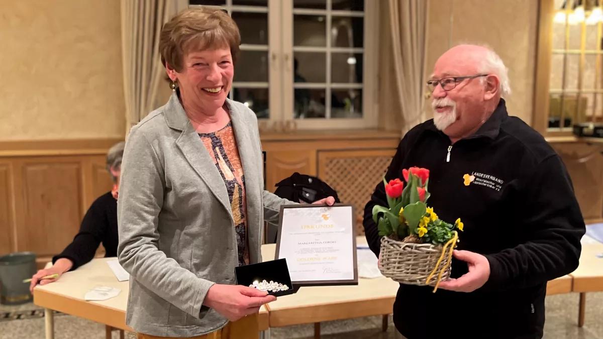 Norbert Pusch vom Landesverband zeichnete Margaretha Cordes mit der „Goldenen Wabe“ aus.