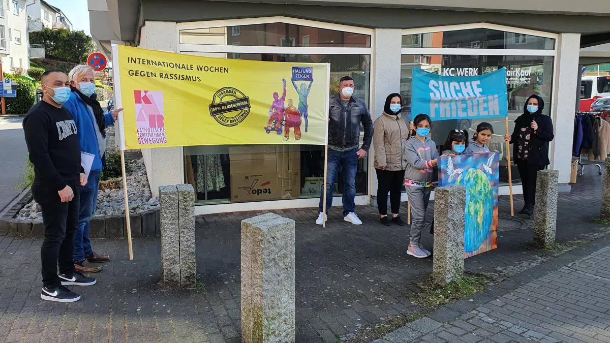 Yosry Selim, Josef Brüser, Dirk Johnen und Personen aus dem Regenbogenland (von links) vor dem Laden in Olpe.