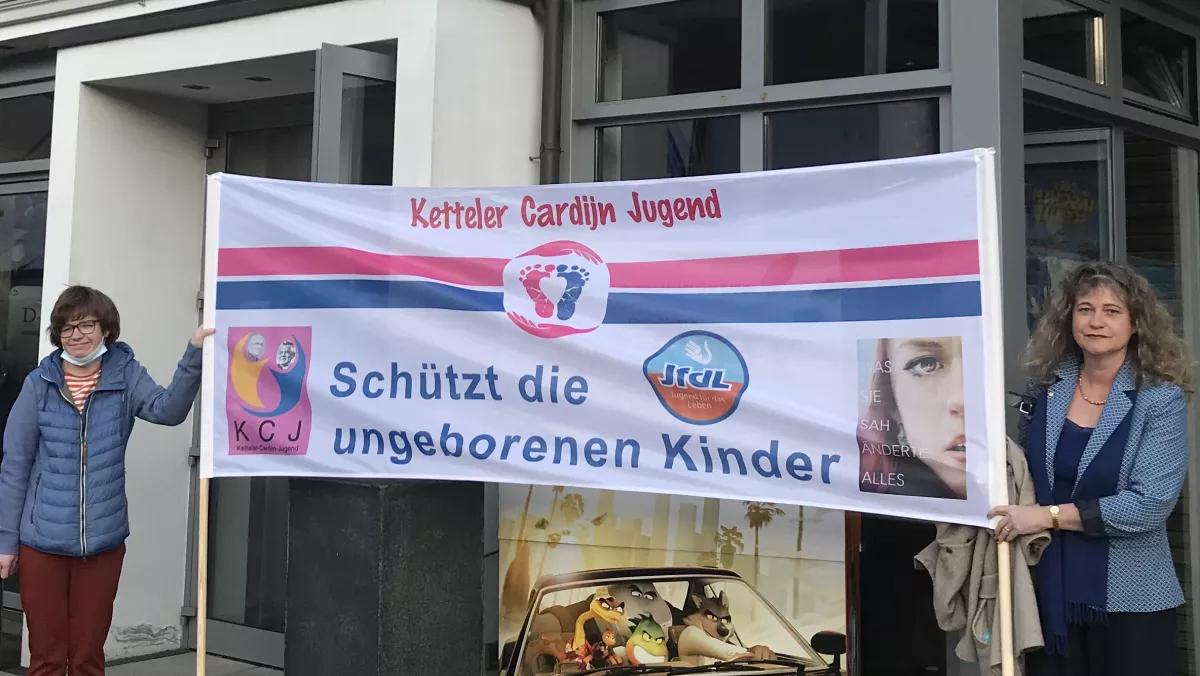 Louisa Hüttmann von der Ketteler-Cardijn-Jugend (l.) und Alexandra Maria Linder, Bundesvorsitzende der Aktion Lebensrecht für Alle.