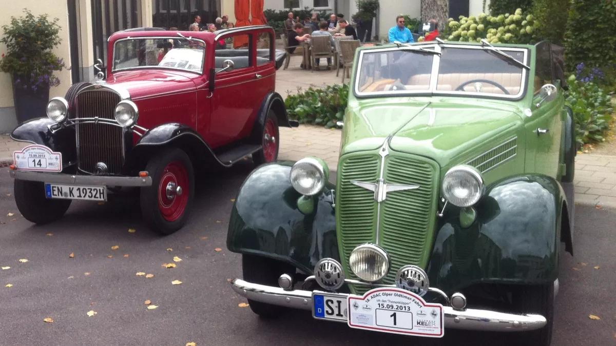 Teilnehmer im Jahr 2013 links ein Opel Baujahr 1932 und rechts ein Adler Baujahr 1939 beim Wohn Gut Olpe.