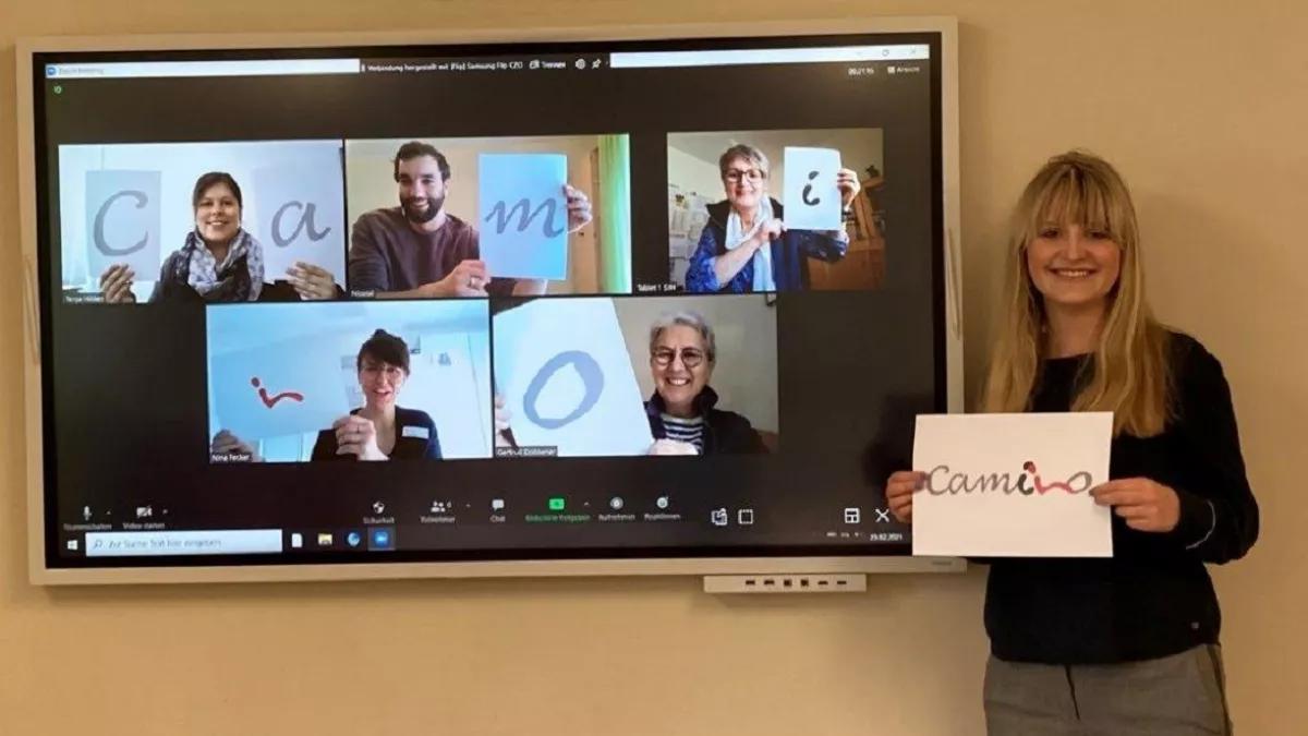 Caterina Breuer (rechts) und die Camino-Koordinatoren freuen sich, Interessierte kennenzulernen.