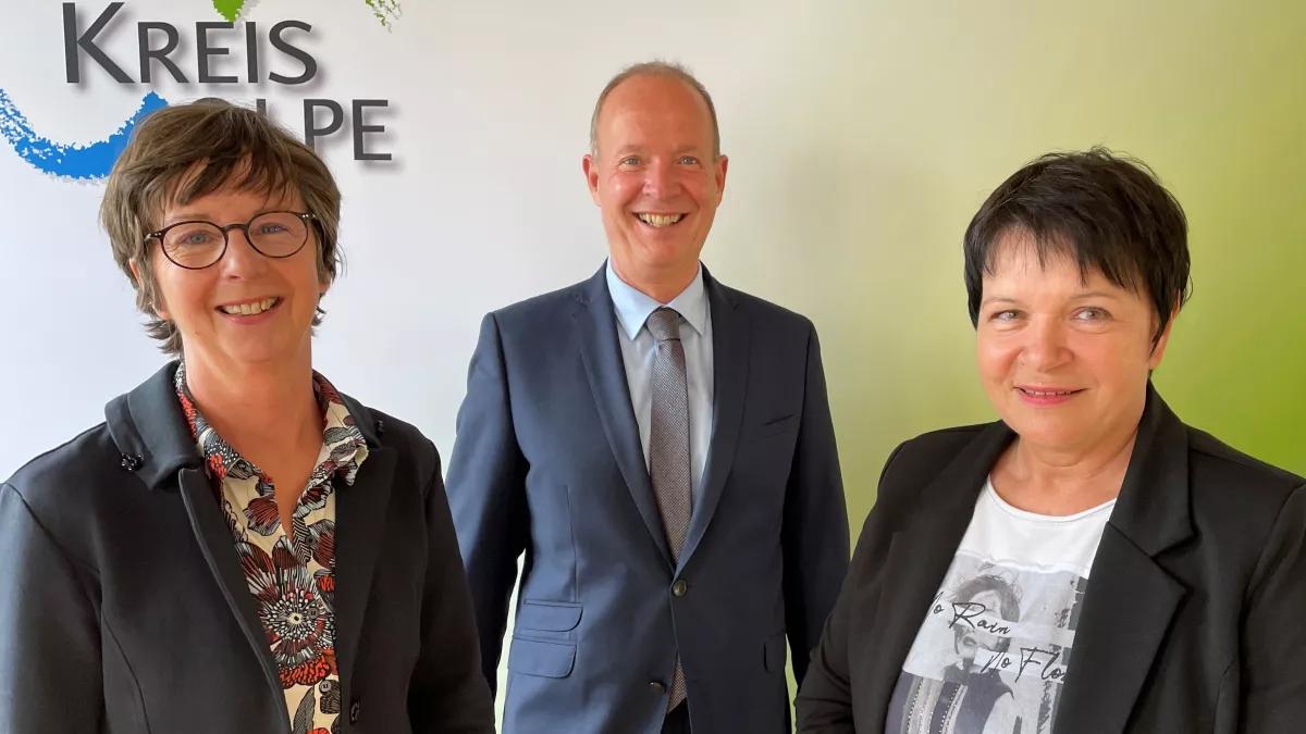 Landrat Theo Melcher verabschiedet die Gleichstellungsbeauftragte Elvira Schmengler (rechts) und begrüßt ihre Nachfolgerin Sabine Nosiadek.