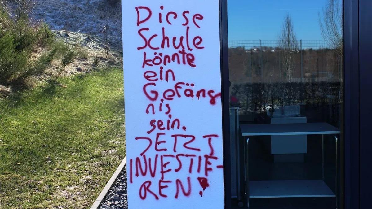 Eine der beschmierten Wände an der Sekundarschule Olpe.