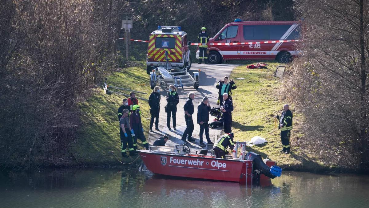 Einsatzkräfte von Feuerwehr und DLRG bargen die Leiche aus dem Vorstaubecken des Biggesees.