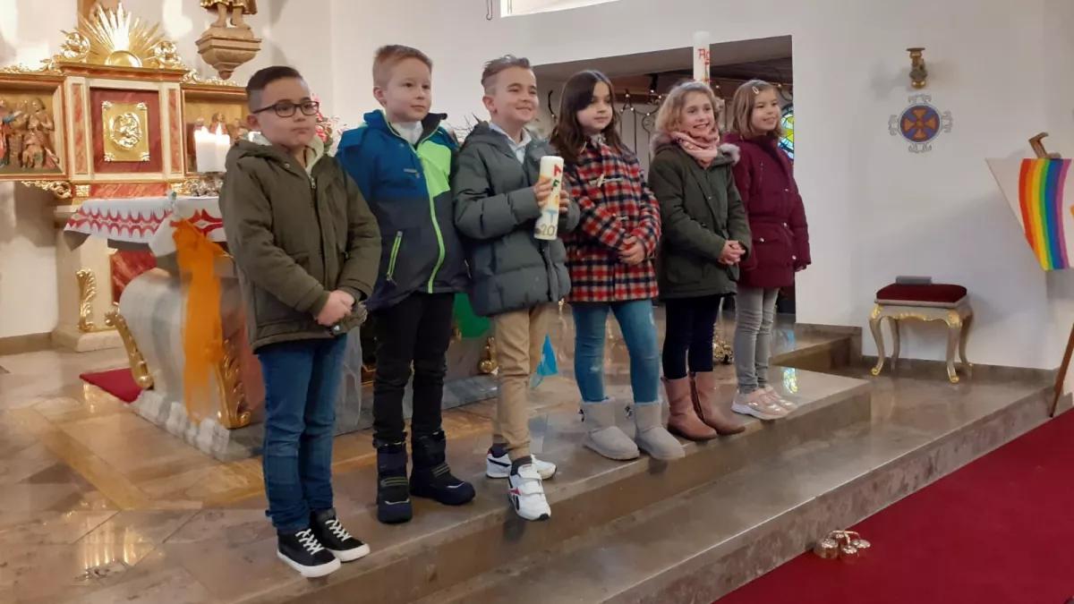 Einige der Neuenkleusheimer Kinder, die in diesem Jahr ihre Erstkommunion empfangen.