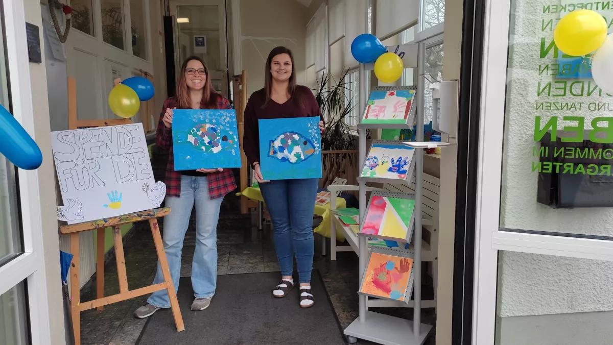 Kindergartenleiterin Sandra Esch (links) und Gruppenleiterin Denise Raffenberg freuen sich über den Erfolg der Aktion.