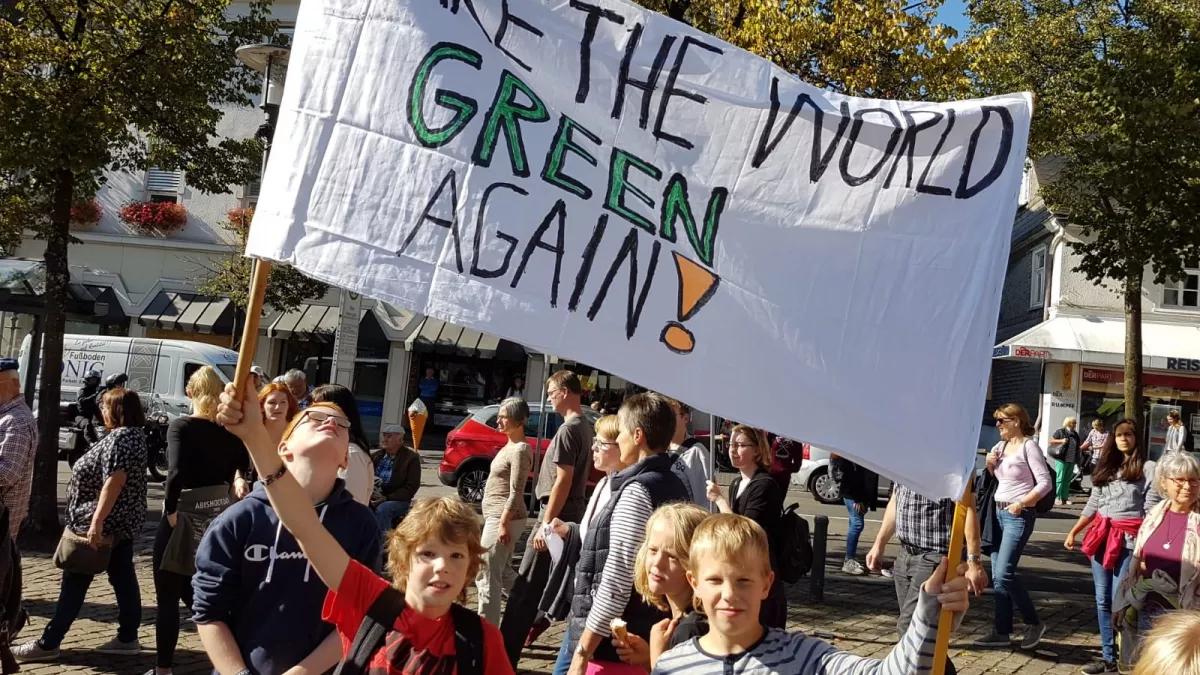 Fridays for future-Demo in Olpe am 20. September 2019. 300 Teilnehmer fordern auf dem Marktplatz mehr Klimaschutz.