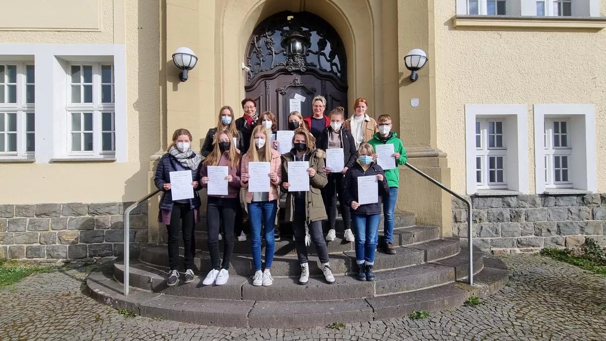 13 Schülerinnen und Schüler der Jahrgangsstufen 8 bis 11 des Städtischen Gymnasiums erhielten die Diplome für die bestandenen DELF-Prüfungen.