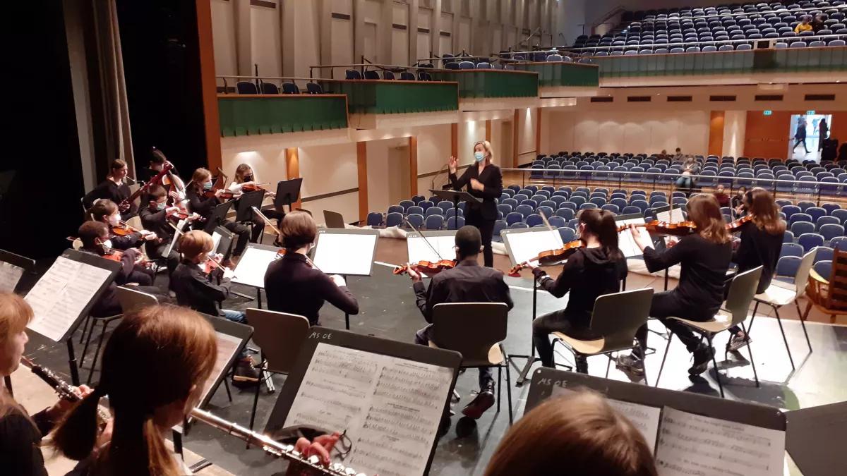 Die Gemeinschaftsorchester „Concerto“ und „Concertino“ der Musikschulen Drolshagen, Olpe und Wenden laden am Sonntag, 3. April, 11 Uhr zu einem Konzert in die Aula des Städtischen Gymnasiums Olpe ein