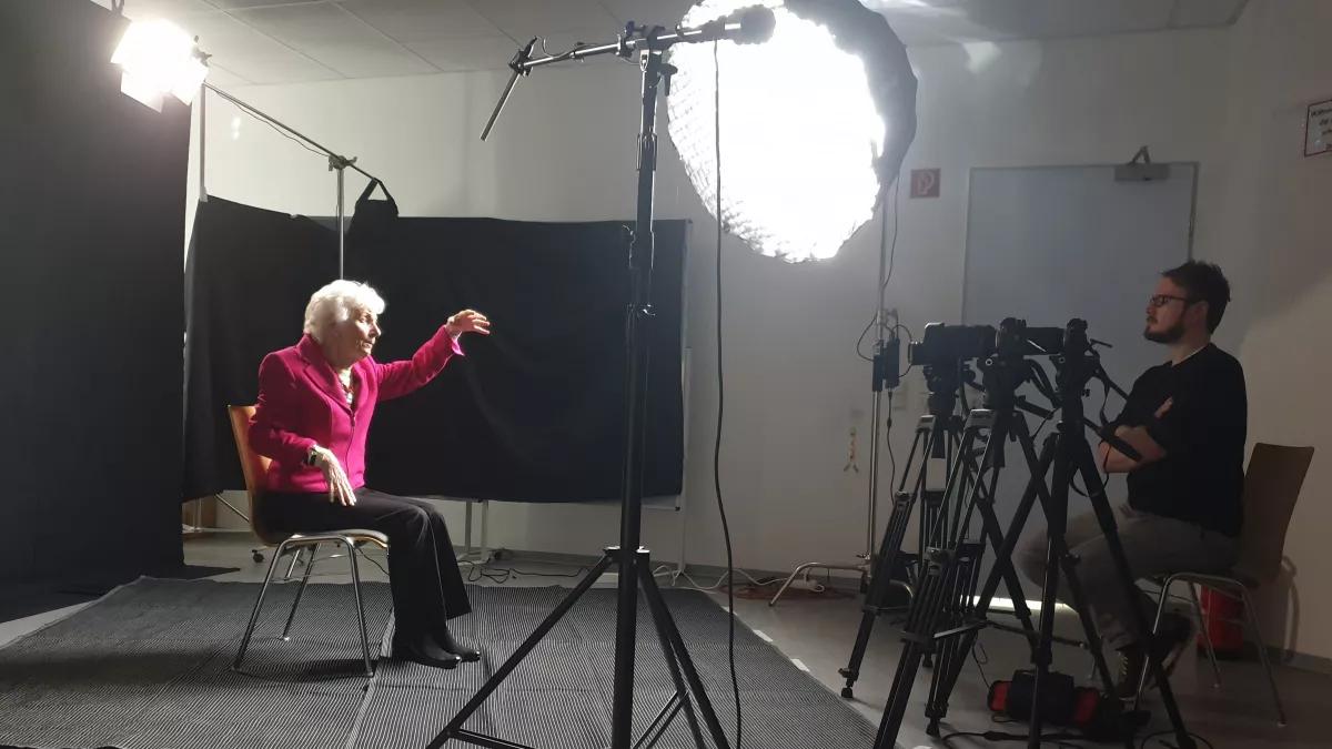 Filmaufnahmen im Olper Feuerwehrhaus: Wilma Ohly im Interview mit Filmemacher Andreas Bachmann.