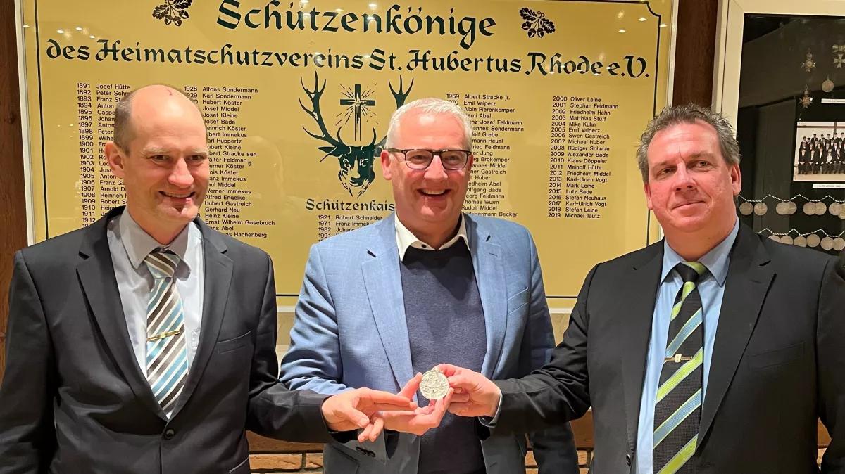 Ordensübergabe beim  Heimatschutzverein Rhode: (v.l.) (Der alte) Hauptmann Karl-Ulrich Vogt, Schützenkönig Michael Tautz sowie der 1. Vorsitzende und Major Klaus Döppeler.