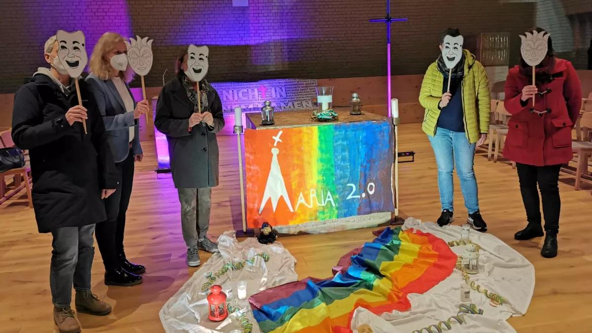 Masken fallen lassen - das war das Thema des Mutmacher-Gottesdienst am Vorabend von Altweiter.