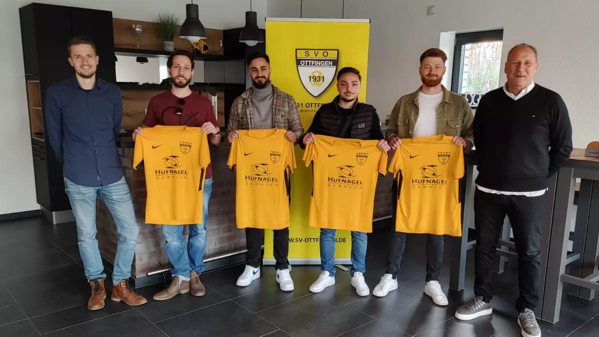 von links: Stellvertretender Ressortleiter Spielbetrieb Kevin Stausberg, Neuzugänge Marvin Scherreiks, Sercan Aslan, Vincenzo Ballacchino und Florian Richstein sowie der sportliche Leiter Uwe Kipping.